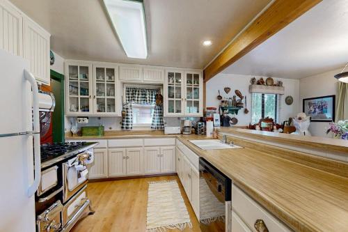 Rooster's Den ~ Charming house with expansive deck, cable, internet, near Big Bear Lake