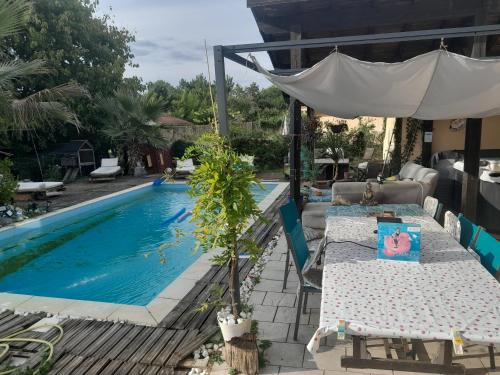 منظر, Camping car au bord de l eau in Villeneuve-de-Marsan