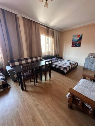 1 queen bed, 2 twin beds, 1 sofa bed