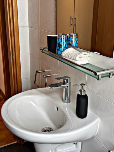 Charm Flat in the heart of the City Center - Balcony & view, Никосия (фото 11)