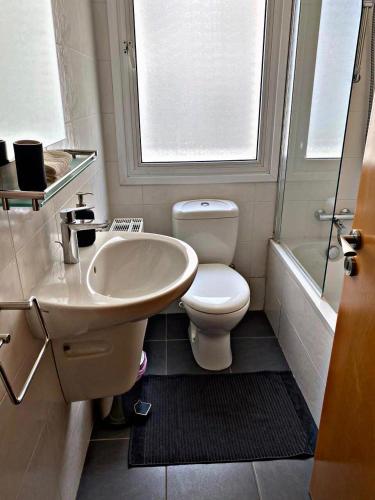 Charm Flat in the heart of the City Center - Balcony & view, Никосия (фото 8)