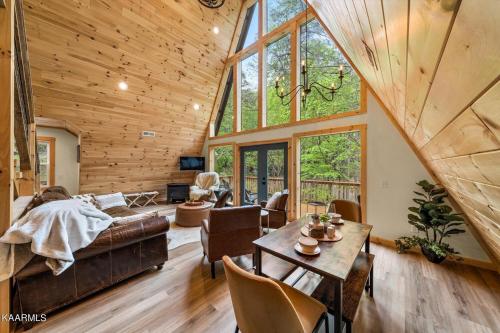 Cabin Coco - Hello Fall sale dates! Luxe A Frame with projector screen, arcade and swim spa in Sevierville, USA