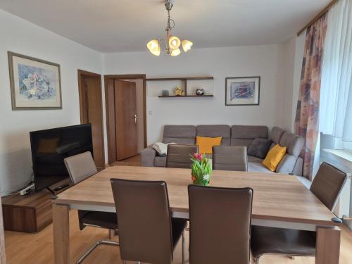 Komfortable 90 qm Ferienwohnung Berta mit 3 Schlafzimmern Küche Balkon Wohnzimmer mit großem LED TV InternetWiFi Flatrate und kostenlosen Parkplatz inklusive in Brilon Madfeld mit Rechnung in Brilon, Deutschland