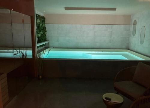bazen, Villa Kerleven- 150m plage - Spa intérieur-piscine (Villa Kerleven- 150m plage - Spa interieur-piscine) in Kerleven