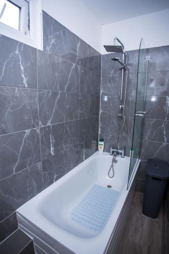 Modern Serenity 1 Bedroom Stay in Tilbury