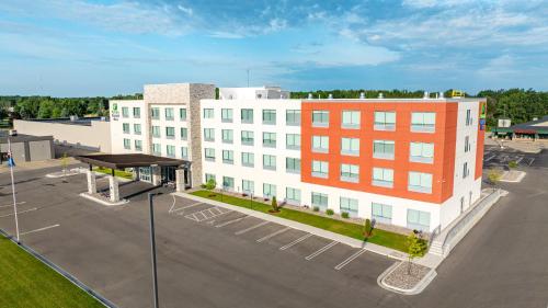 . Holiday Inn Express & Suites Marinette by IHG