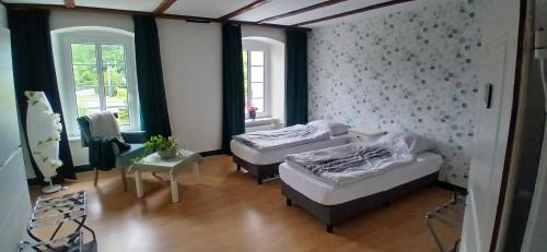 2 twin beds, 2 bunk beds