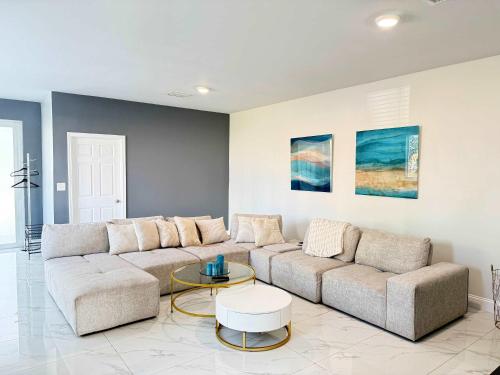 Modern Miami Retreat, Hot Tub and Gazebo Oasis