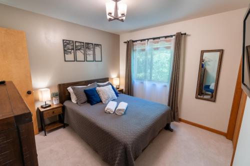 Serenity Falls - Stylish 4Bdr Mountain Retreat, Hot Tub, Pool in East Stroudsburg, USA