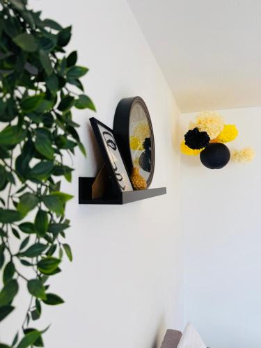 Black&Yellow Apartment Bielefeld 24h Check in WLAN Parkplatz ÖPNV (Black&Yellow Apartment Bielefeld 24h Check in WLAN Parkplatz OPNV) in Quelle