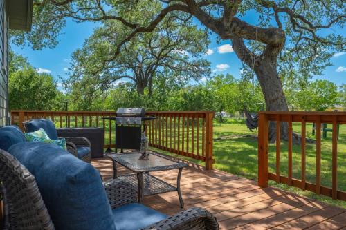 المرافق, Bandera Bungalow - River, Downtown, Peaceful fenced corner lot! King bed! in بانديرا_تكساس