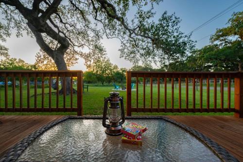 المرافق, Bandera Bungalow - River, Downtown, Peaceful fenced corner lot! King bed! in بانديرا_تكساس