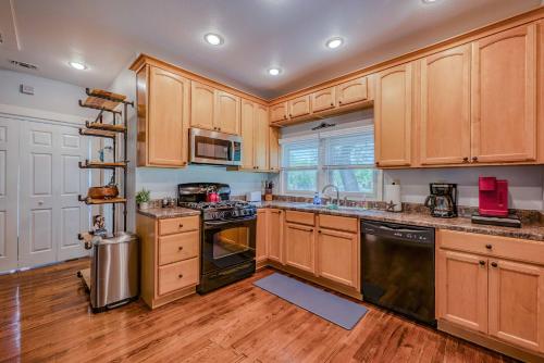 Bandera Bungalow - River, Downtown, Peaceful fenced corner lot! King bed! in بانديرا_تكساس