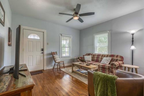 Bandera Bungalow - River, Downtown, Peaceful fenced corner lot! King bed! in بانديرا_تكساس