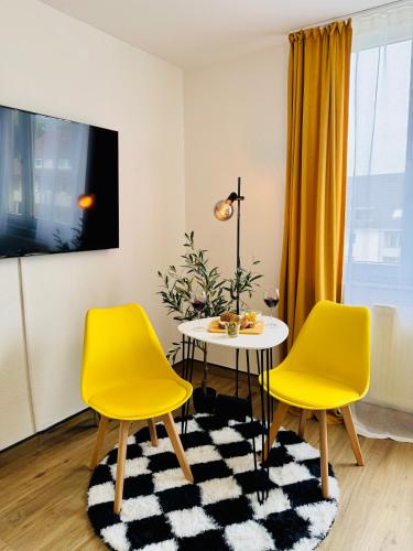 Black&Yellow Apartment Bielefeld 24h Check in WLAN Parkplatz ÖPNV (Black&Yellow Apartment Bielefeld 24h Check in WLAN Parkplatz OPNV) in Quelle