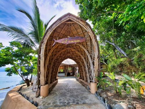 Unterkunft von außen, Nabuccos Spice Island Resort in Sali Kecil