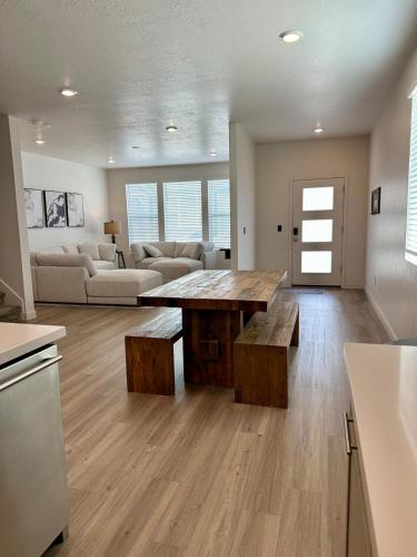 บริการและสิ่งอำนวยความสะดวก, Great Location Sleeps 8 with 5 Beds and 3 Baths in เซาท์ จอร์แดน (UT)