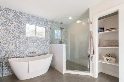 Luxury Bungalow Near Main W Hot-tub And Firepit in Fredericksburg, USA