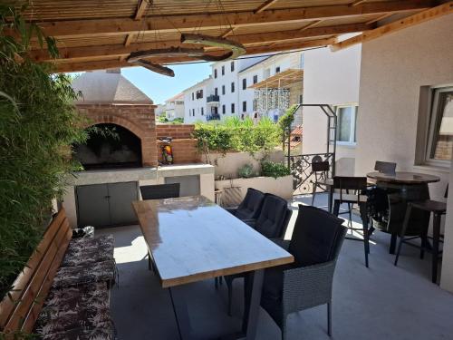 Calypso - newly equiped, with separate entrance and parking, Supetar (San Pietro di Brazza) (foto 2)