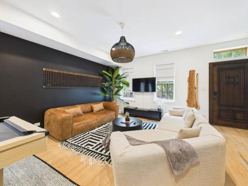 Spacious 4BR with Outdoor Oasis in Chicago, USA
