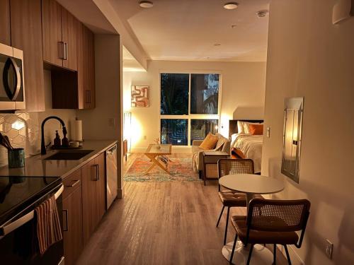 Luxury Hollywood Studio With Pool, Parking, Gym, Los Angeles