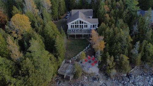Viesnīcas āriene, The Aida, Luxury Lakefront Retreat - Serene & Chic in Pike Bay (ON)