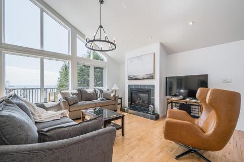 The Aida, Luxury Lakefront Retreat - Serene & Chic in Pike Bay (ON)