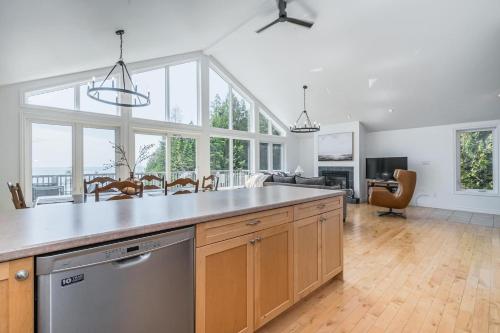 The Aida, Luxury Lakefront Retreat - Serene & Chic in Pike Bay (ON)