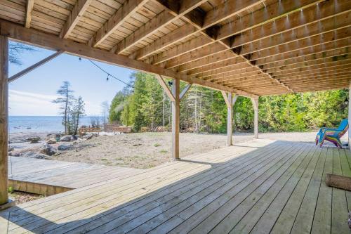 The Aida, Luxury Lakefront Retreat - Serene & Chic in Pike Bay (ON)