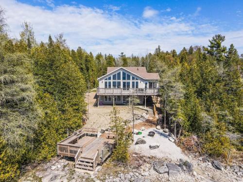 The Aida, Luxury Lakefront Retreat - Serene & Chic in Pike Bay (ON)