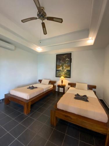 2 twin beds