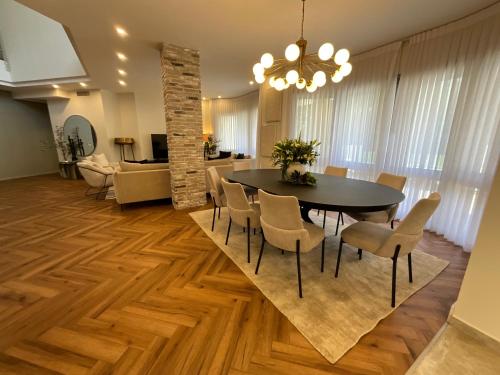 Sunny Coastal villa, luxury gateway! in Caesarea