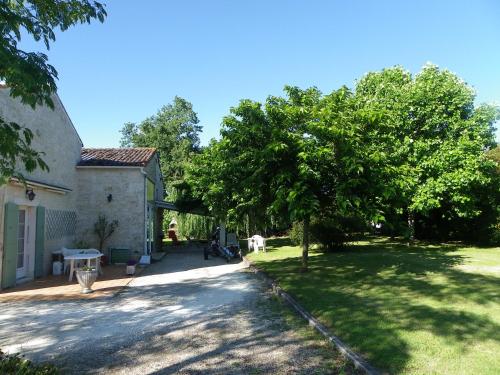 Gîte cosy, sur jardin, terrasse privée, parking au calme en rdc gîte à louer Gémozac