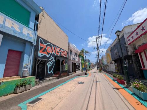 ハイ沖縄金武店トイレお風呂共用 プレオープン中駐車場有 ペット同伴可能長期滞在可能2025年10月より車貸し出しサービス有希望であればお申し付けください in Kin