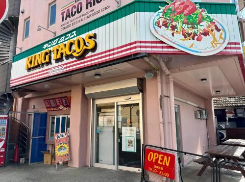 Okinawa Island ハイ沖縄金武店トイレお風呂共用 プレオープン中駐車場有 ペット同伴可能長期滞在可能2025年10月より車貸し出しサービス有希望であればお申し付けください Hotel room