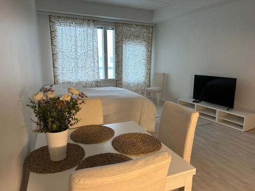 Tilava yksio isolla lasitetulla parvekkeella in Kurkimäki