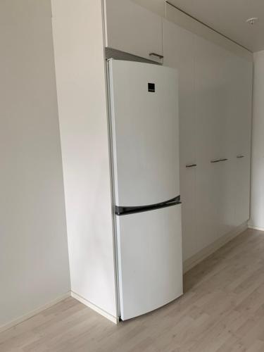 Tilava yksio isolla lasitetulla parvekkeella in Kurkimäki