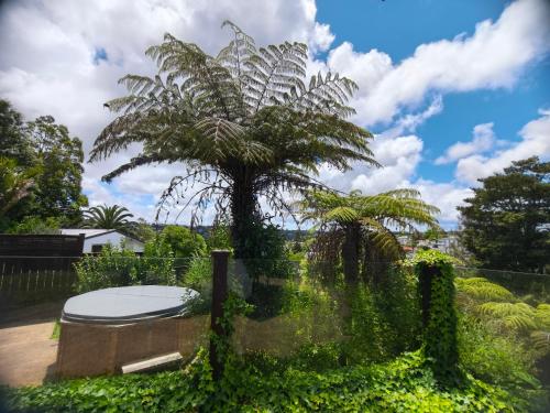 Spa Retreat Spacious 7 BRS 3 Baths Movie Lounge nice Garden with Parking, Auckland (photo 4)