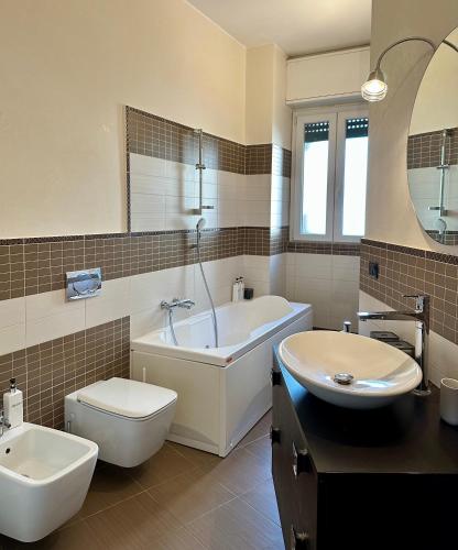 ห้องน้ำ, 2 bed Flat near Metro of Sesto San Giovanni in เซสโต ซาน โจวานนี่