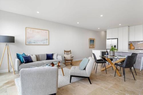 Balmoral Bliss - Expansive Views of Sydney Heads! - image 5