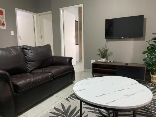 Warm, Homely Apartment - 5min Away Menlyn Main, Pretoria
