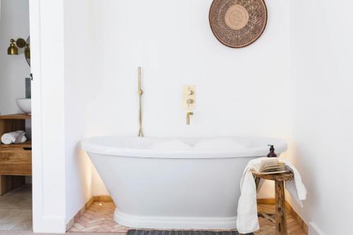 Létesítmények, Luxury converted thatched barn near Chichester in Birdham