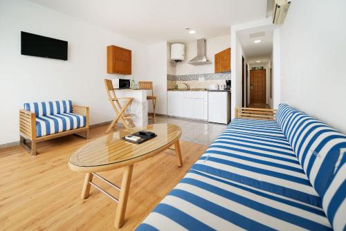 1 king bed, 2 twin beds, 1 sofa bed