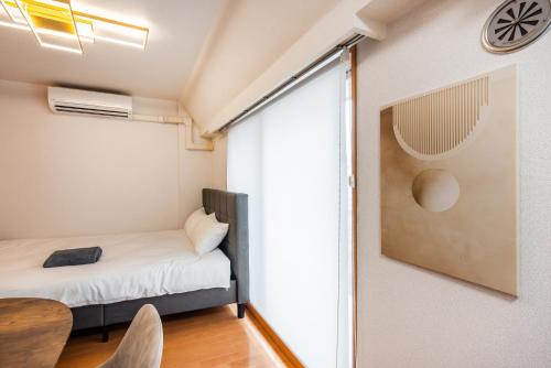 JR Kamata Station is a 3-minute walk, Shinagawa is 7 minutes by train, and Keikyu Kamata Station has direct access to Haneda Airport, Tokyo, Shinagawa, Yokohama, and Ueno
