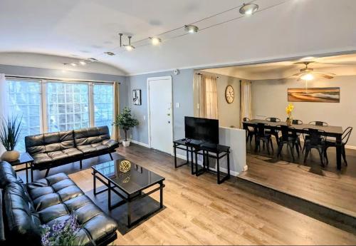 Spacious 3 bedroom home by Melrose and 10 minutes to Hollywood Walk of Fame, Лос-Анджелес