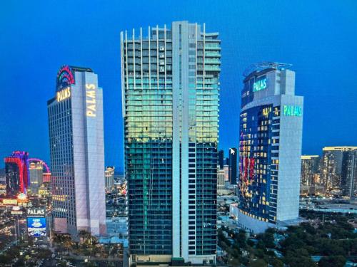 Luxe Condo Balcony Strip View No Resort Fee, Las Vegas