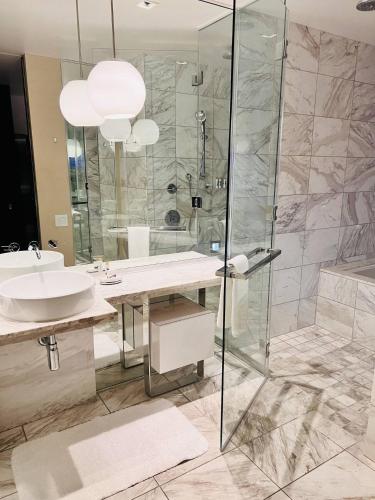 Luxe Condo Free Parking No Resort Fees thumb 4