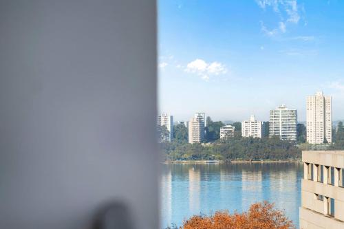 Vivid 1 Bed Apt Close To Langley Park & The Swan - Tap to explore photos