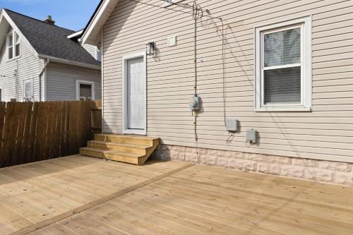 Chic Industrial 2 BDR Home - image 6