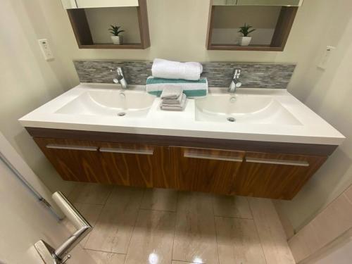 Glendale Americana 2 Bedroom 2 Bathroom Condo in Glendale, USA